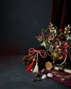 Стилна празнична картичка за Баба Марта в дълбока цветова гама и старо злато